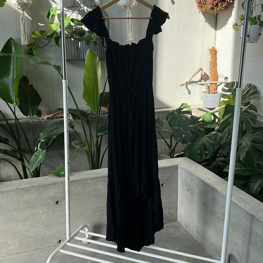 Very flattering off or on shoulder dress.